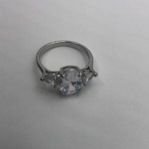 Beautiful 3 stone ring size 9